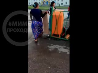 a woman sent her son to the trash can to look for a delay from pyaterochka samara (censored)