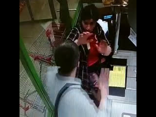 in moscow, the cashier pyaterochka was beaten because of the free cognac