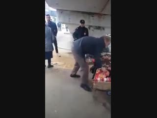 grandfather and grandmother are fighting with the cops.